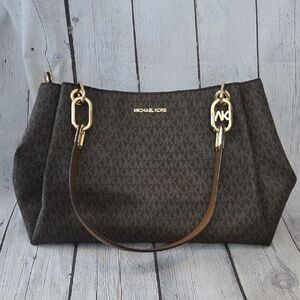 Trisha Large Logo Shoulder Bag In Brown